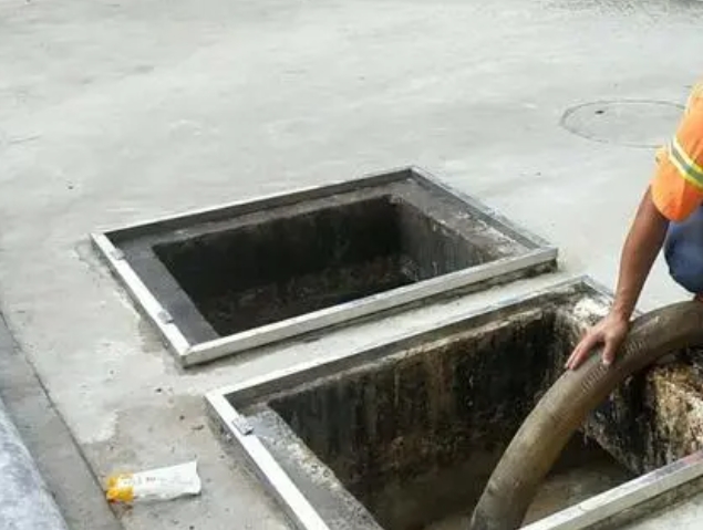 鹤峰化粪池清理