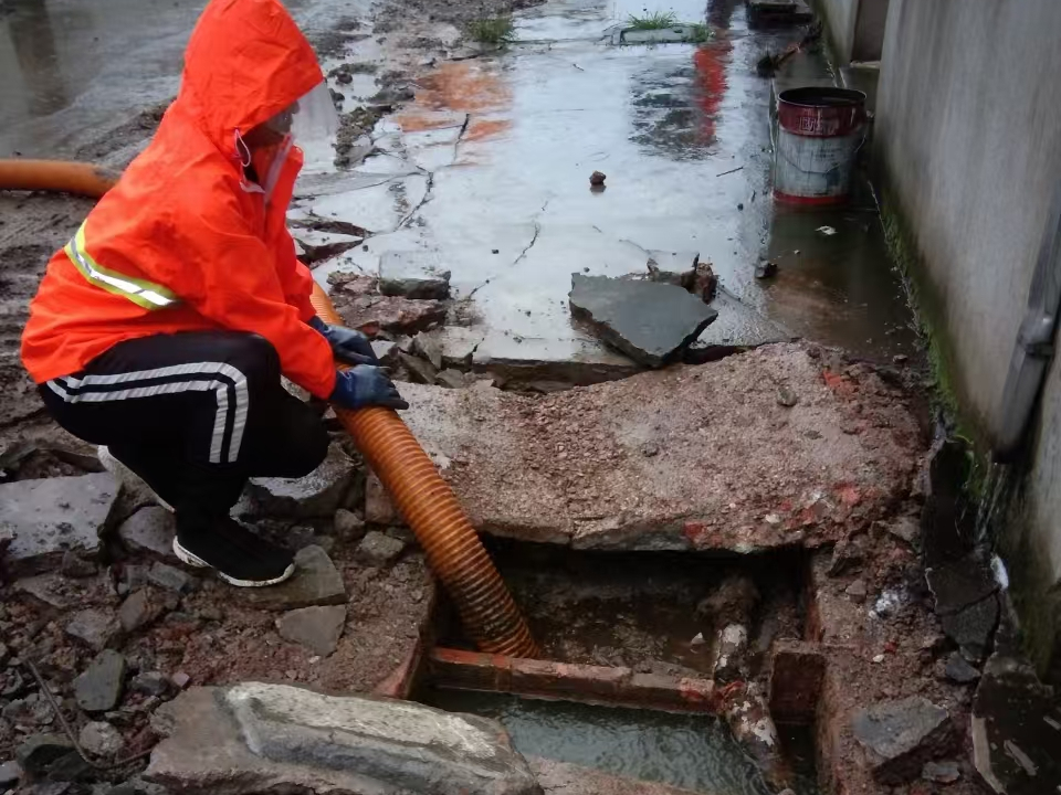 鹤峰专业清理污水池 炜誉市政以规范流程守护城市 “肠道”